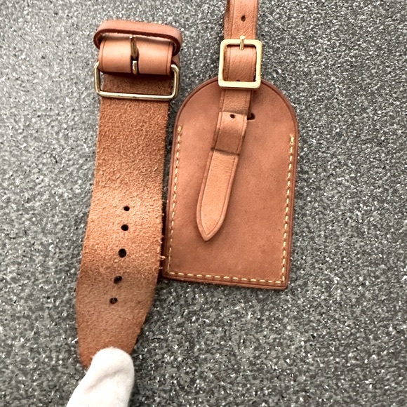 LOUIS VUITTON
Vachetta Luggage Tag : Poignet Set - Picture 4 of 15